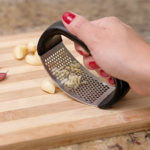 Amassador circular de alho manual - aço inox