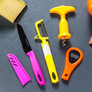 Faca, descascador, abridor de latas e saca rolha -